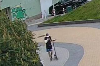 Nowy postrach seniorów we Wrocławiu. Złodziej na hulajnodze zrywa łańcuszki, policja szuka przestępcy