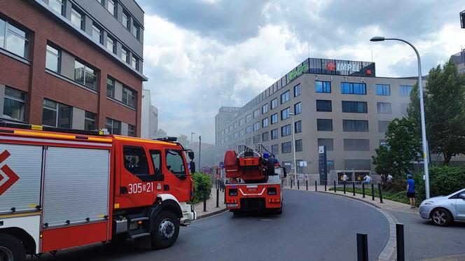 Pożar na Promenadach Wrocławskich! Trwa akcja strażaków [ZDJĘCIA]