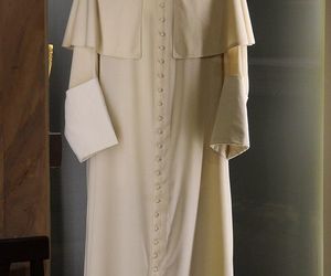 Czekają w Pokoju Łez. Sutanny dla nowego papieża