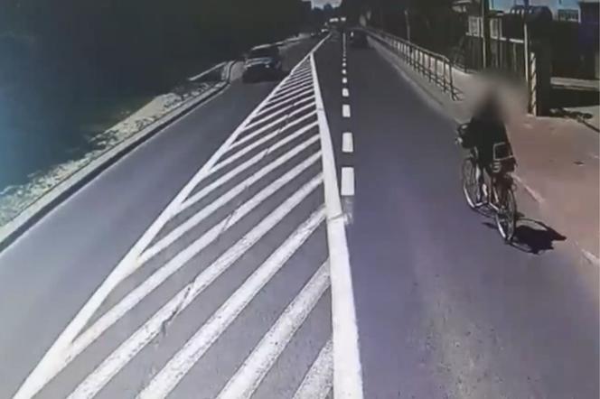 Ostróda. Autobus miejski potrącił rowerzystkę. Zobacz nagranie z wideorejestratora!