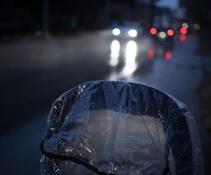 Widzisz stojący w ciemności przy drodze wózek dziecięcy? Ekspertka od bezpieczeństwa ostrzega: tego nie rób