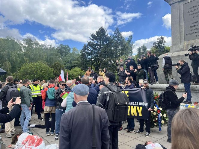 Protest na Cmentarzu Mauzoleum Żołnierzy Radzieckich w Warszawie (9.05.2025)