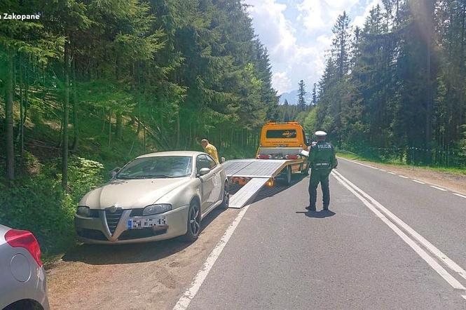Zakopiańska policja odholowuje źle zaparkowane samochody należące do turystów 