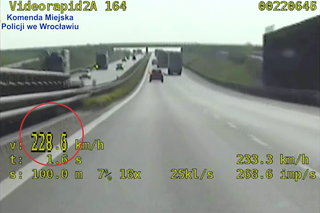 Gnał z prędkością 228 km/h trasą S8! Pirat dostał najwyższy możliwy mandat - WIDEO