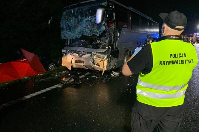 9 osób nie żyje, a 7 zostało rannych w wyniku zderzeniu busa i autobusu na węźle Kleszczów [ZDJĘCIA]