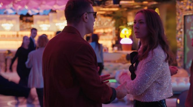 Barwy szczęścia, odcinek 3144. Aktor (Kosma Konach), aktorka (Anna Chorostecka)