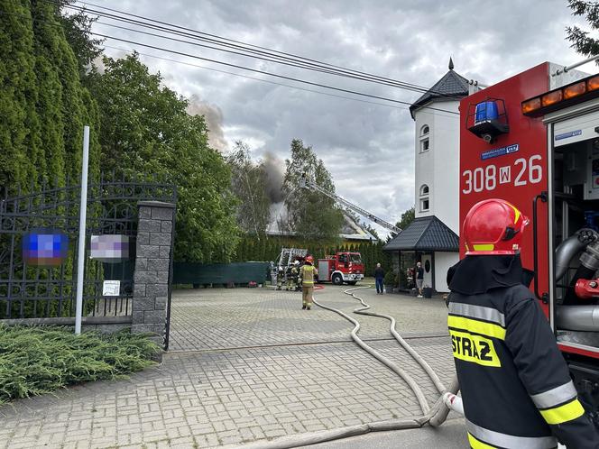 Potężny pożar magazynu w Sulejówku! Kilkudziesięciu strażaków walczy z żywiołem