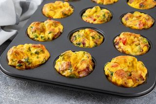 Frittaty z trzema serami to świetny pomysł na śniadanie. Weź w rękę i ruszaj w drogę