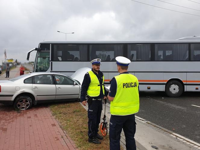 Zderzenie autokaru z osobówką we Włocławku! Policja wyjaśnia okoliczności [ZDJĘCIA] 