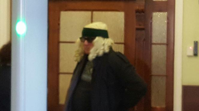 Gdańsk: Mężczyzna z nożem w sądzie! Był przebrany za Rambo! [ZDJĘCIA]