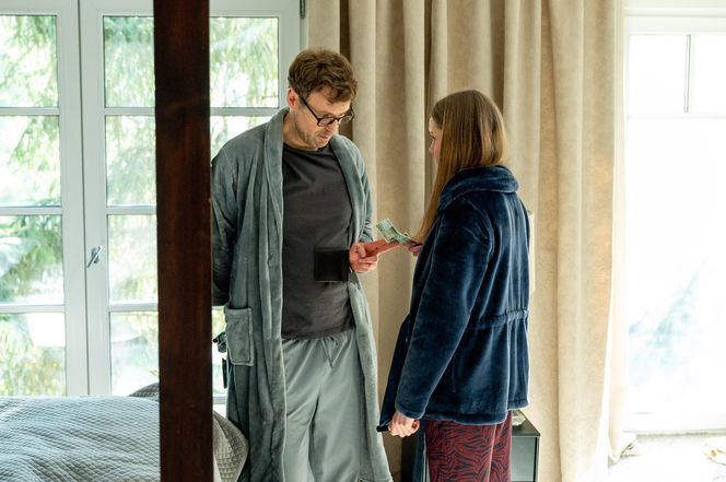 	M jak miłość odc. 1868. Sara (Nadia Smyczek), jej ojciec Dariusz Hoffman (Mateusz Rusin)