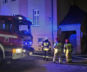 Nocny pożar w budynku przy ul. Kalinkowej w Grudziądzu. Nie żyje jedna osoba