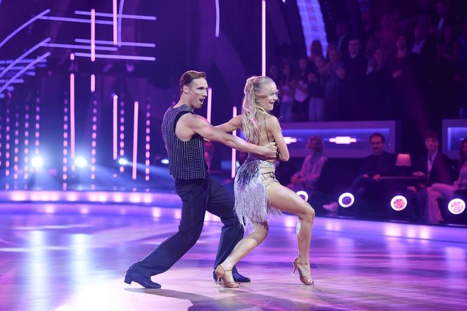 Maurycy Popiel w "Tańcu z Gwiazdami". Partneruje mu Sara Janicka