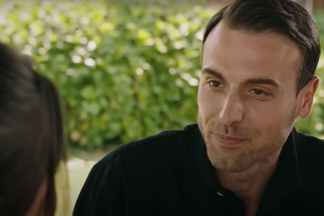 Udając troskę, Alper pyta Gulhan, w jakich okolicznościach Halil stał się właścicielem farmy 