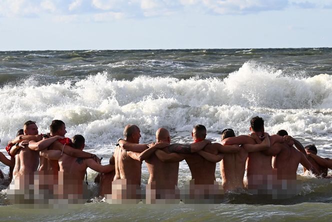 "Białe delfiny", czyli koniec wakacji w Mielnie. Ratownicy pożegnali sezon na golasa