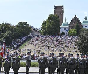 Defilada wojskowa 2024 w Warszawie. 2 tys. żołnierzy i kilkaset sztuk sprzętu wojskowego na ulicach miasta [ZDJĘCIA]