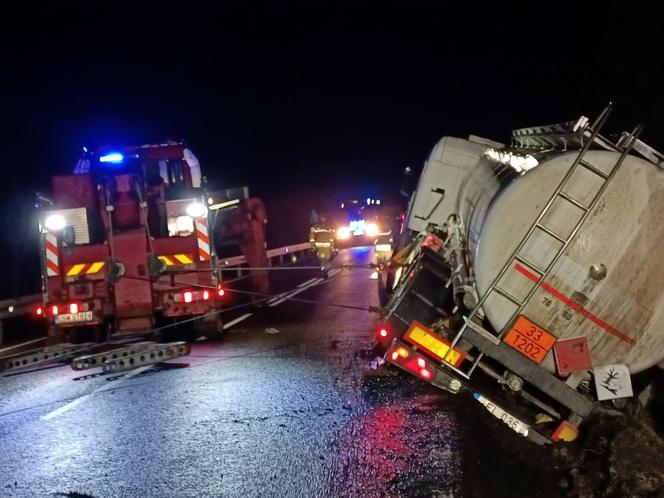 Cysterna z paliwem uderzyła w barierę energochłonną. Droga była zablokowana przez kilka godzin