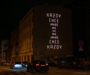 „Każdy chce jakoś nie żyć”. Nowy artystyczny neon w Łodzi