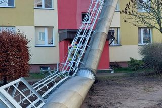 Wichura powaliła potężny komin. Stalowa konstrukcja wbiła się w blok!