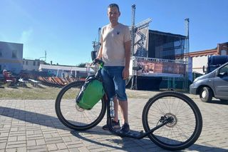 Hulajnogą przez Afrykę. Dominik Wieczorkiewicz pokonał ok. 2 tysięcy kilometrów wokół Jeziora Niasa