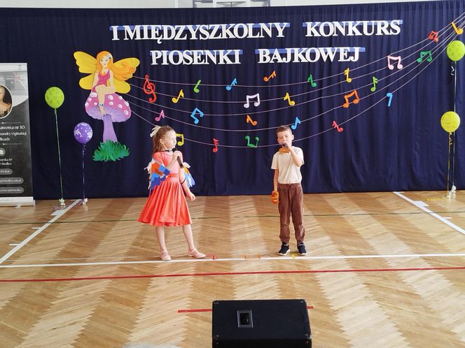 Uczniowie z klas I-III zaprezentowali w SP nr 10 w Siedlcach piosenki z różnych bajek