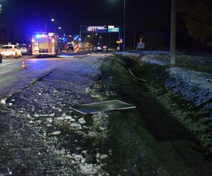 Tychy: Kompletnie pijany kierowca BMW skosił znaki drogowe i latarnię, a potem dachował