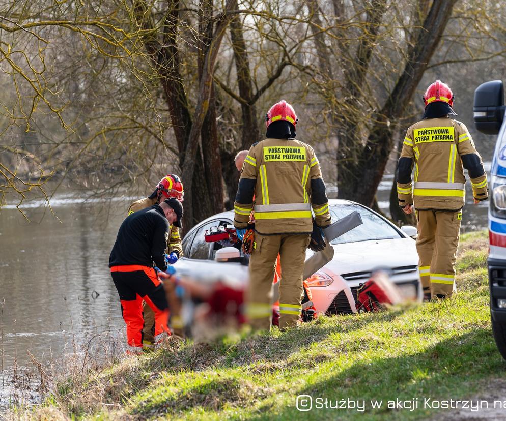 Samochód spadł do rzeki w Kostrzynie nad Odrą