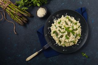 Kremowe risotto ze szparagami – prosty przepis na elegancki wiosenny hit!