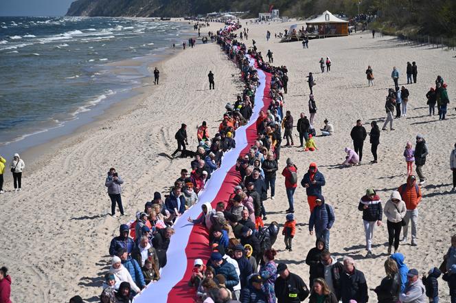 Najdłuższa flaga narodowa w Polsce mierzy ponad 2 km 700 metrów. To nowy rekord Polski!