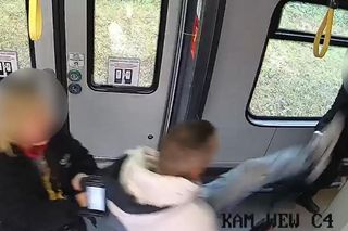 Brutalny napad na konduktorę Kolei Dolnośląskich. Kopał w brzuch  i twarz. Jest nagranie 