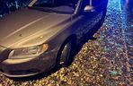 Szalony rajd pijanego kierowcy w Brodach. Uszkodził trzy auta, skończył na drzewie