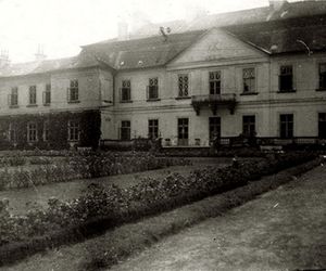 Zespół pałacowo-parkowy Klemensów-Park