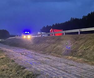 Śmierć na S17 w Woli Duckiej. 24-latek wbiegł pod pędzące BMW. Nie żyje