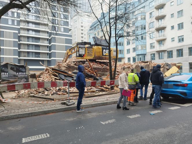 Spłonęła koparka, którą zburzyli najstarszą czynszówkę na Woli. „To z zemsty za tę kamienicę”