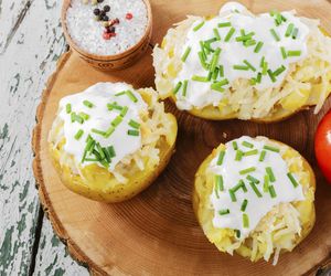 Ziemniaki pieczone z bryndzą: pomysł na obiad