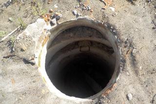 O krok od tragedii na Grochowie. Piekielnie głębokie dziury bez żadnego zabezpieczenia