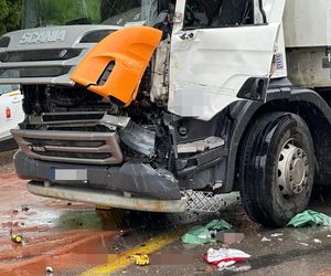 Dramatyczny wypadek w Warszawie. Młody kierowca śmieciarki wyleciał przez okno po zderzeniu z tramwajem