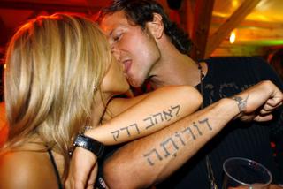 Doda USUWA TATUAŻ z Majdanem! On przerobił ją na starego Indianina...