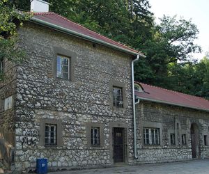 To jedyna taka willa w Krakowie. Znajduje się w lesie, widać z niej nawet Tatry