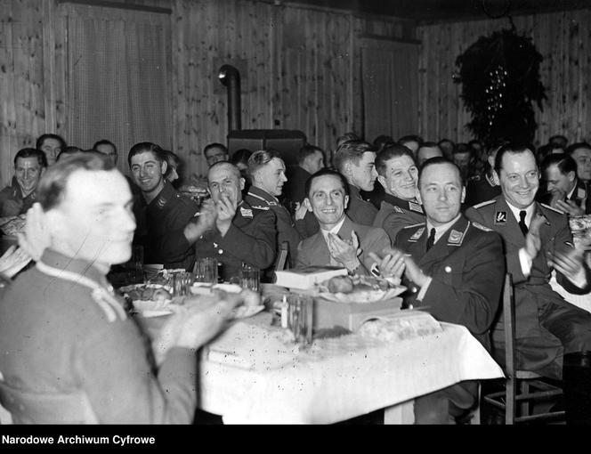 Joseph Goebbels bawi się na nazistowskiej imprezie świątecznej, rok 1940
