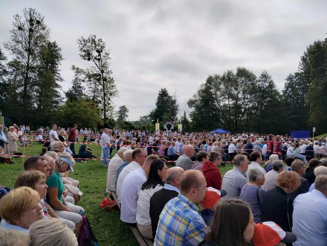 Rocznica koronacji Matki Bożej Kębelskiej w Wąwolnicy. Pojawiło się tysiące wiernych. Zobacz