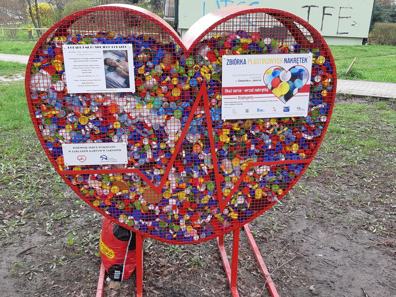 Tarnów. Napełniają serce nakrętkami i wkładają w to swoje serca. Pomogli choremu Kacprowi