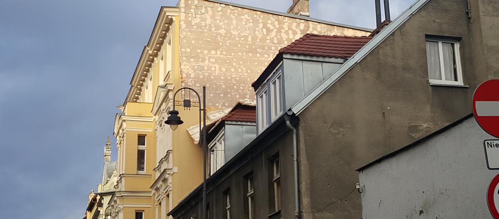 Wiatr zerwał elewację kamienicy przy ul. Pomorskiej w Bydgoszczy