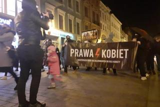 Strajk kobiet w Toruniu. Sejm i Jarosław Kaczyński z kartonów - 18.11.2020