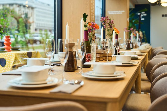 IKEA zaprasza do stołu i jedzenia nowościami i obniżonymi cenami