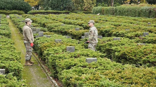 Żołnierze US Army sprzątają groby polskich żołnierzy 