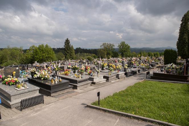 Przez proboszcza musiałam pochować męża 20 kilometrów od domu.