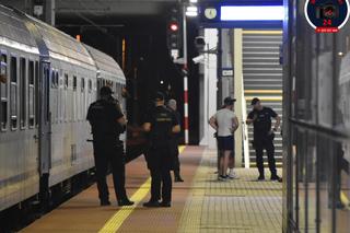 Pasażer rozpylił gaz w pociągu. Ludzie dusili się i wybiegali w popłochu z pociągu. Kilka osób przejęli ratownicy medyczni