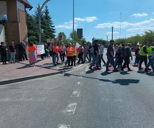 Mieszkańcy protestują: nie damy zabić się asfaltem. „Boję się o życie swojego półrocznego synka”