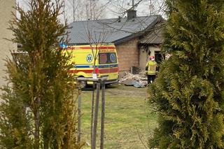 Przerażający wypadek pod Tarczynem. Ściana w budynku przygniotła starszego mężczyznę. Emeryt poniósł śmierć na miejscu